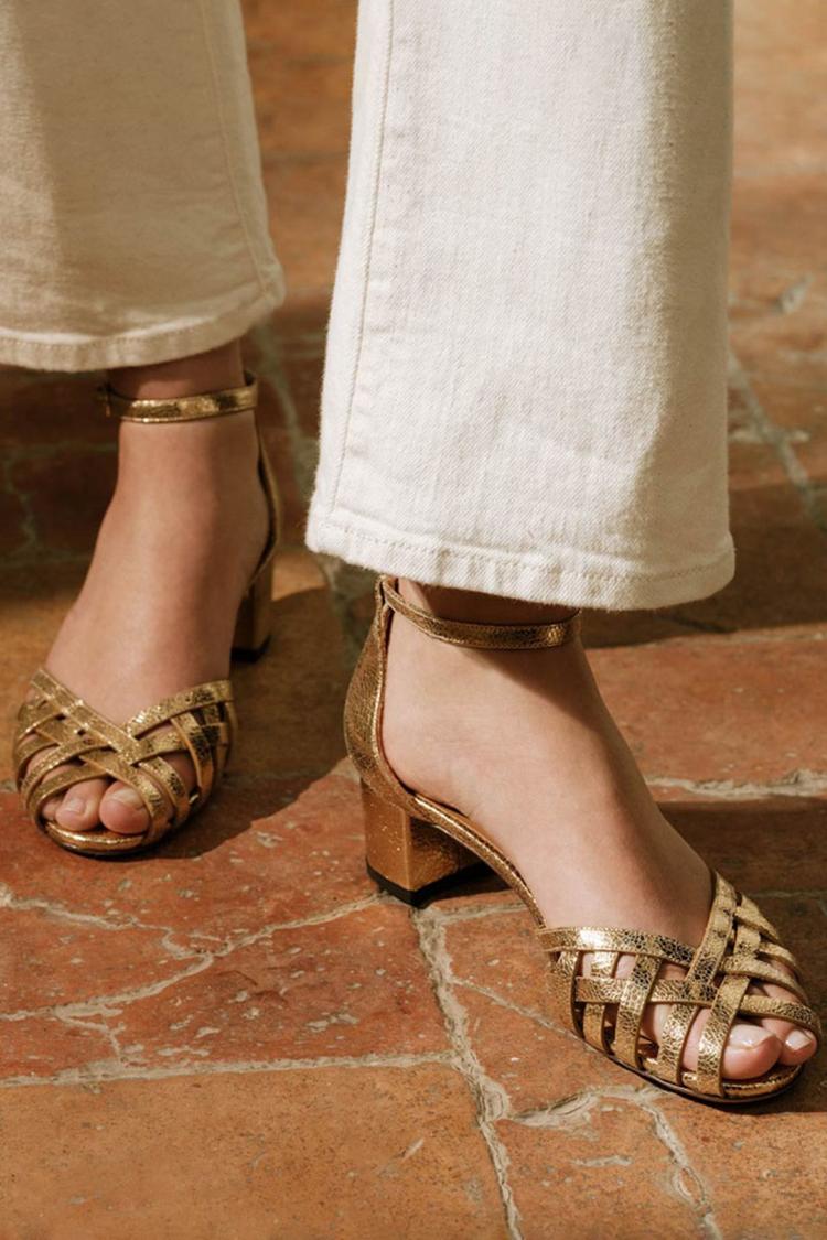 Goldene Peep-Toe-Pumps mit breitem Absatz und Knöchelriemen