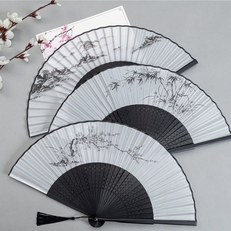 Faltbarer Handfächer aus Seide und Bambus mit Buddha-Motiven, Bergen, Pflaumenblüten, Lotus, Elstern und Bambusblättern – 22,5 cm