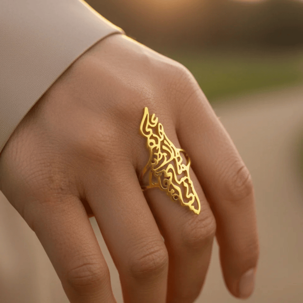 Noorina™ - Zarter Ring mit kalligrafischer Karteninschrift