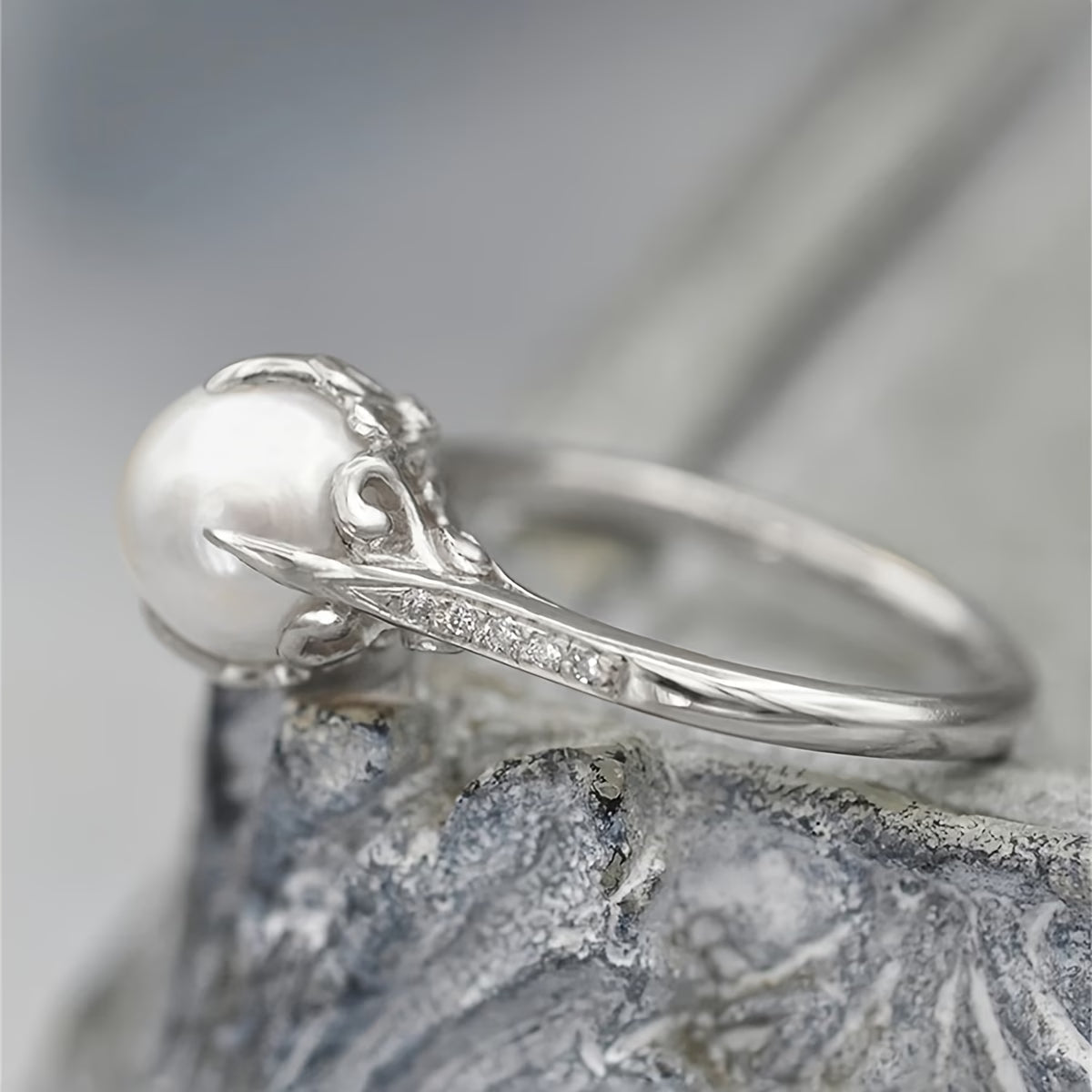 Zarter Ring mit Perle & Kristall