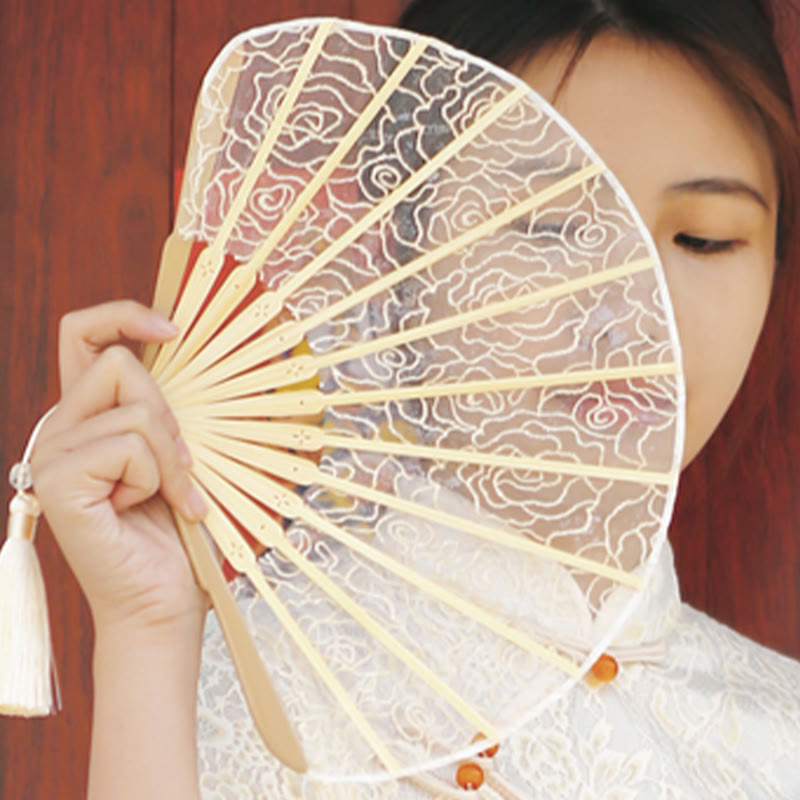 Buddha-Steine mit Rosen-Stickerei, Spitzenverzierung, Muschelform und Quasten – Handfächer aus Bambus