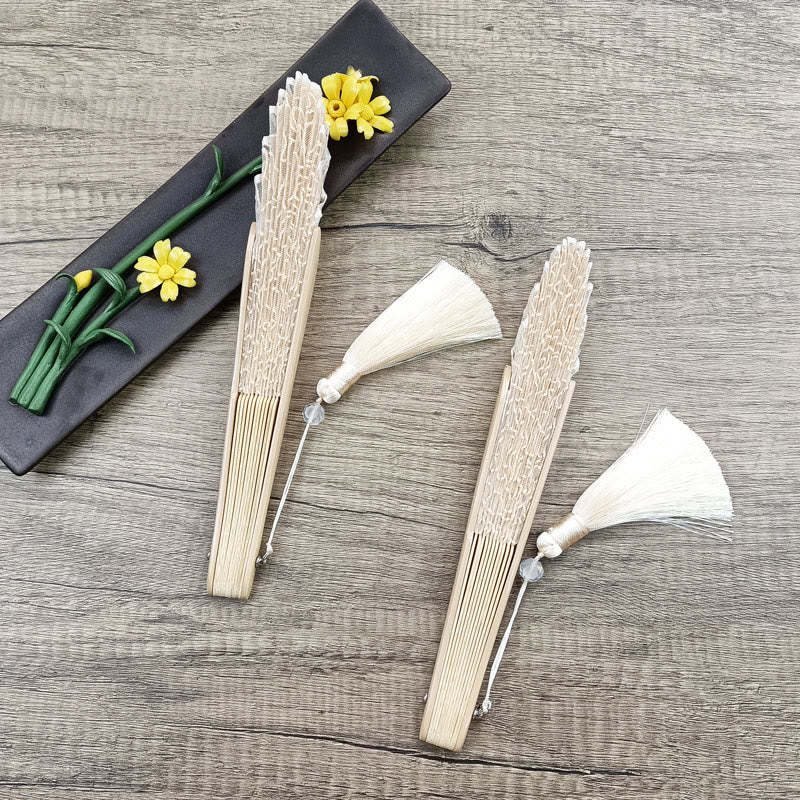 Buddha-Steine mit Rosen-Stickerei, Spitzenverzierung, Muschelform und Quasten – Handfächer aus Bambus