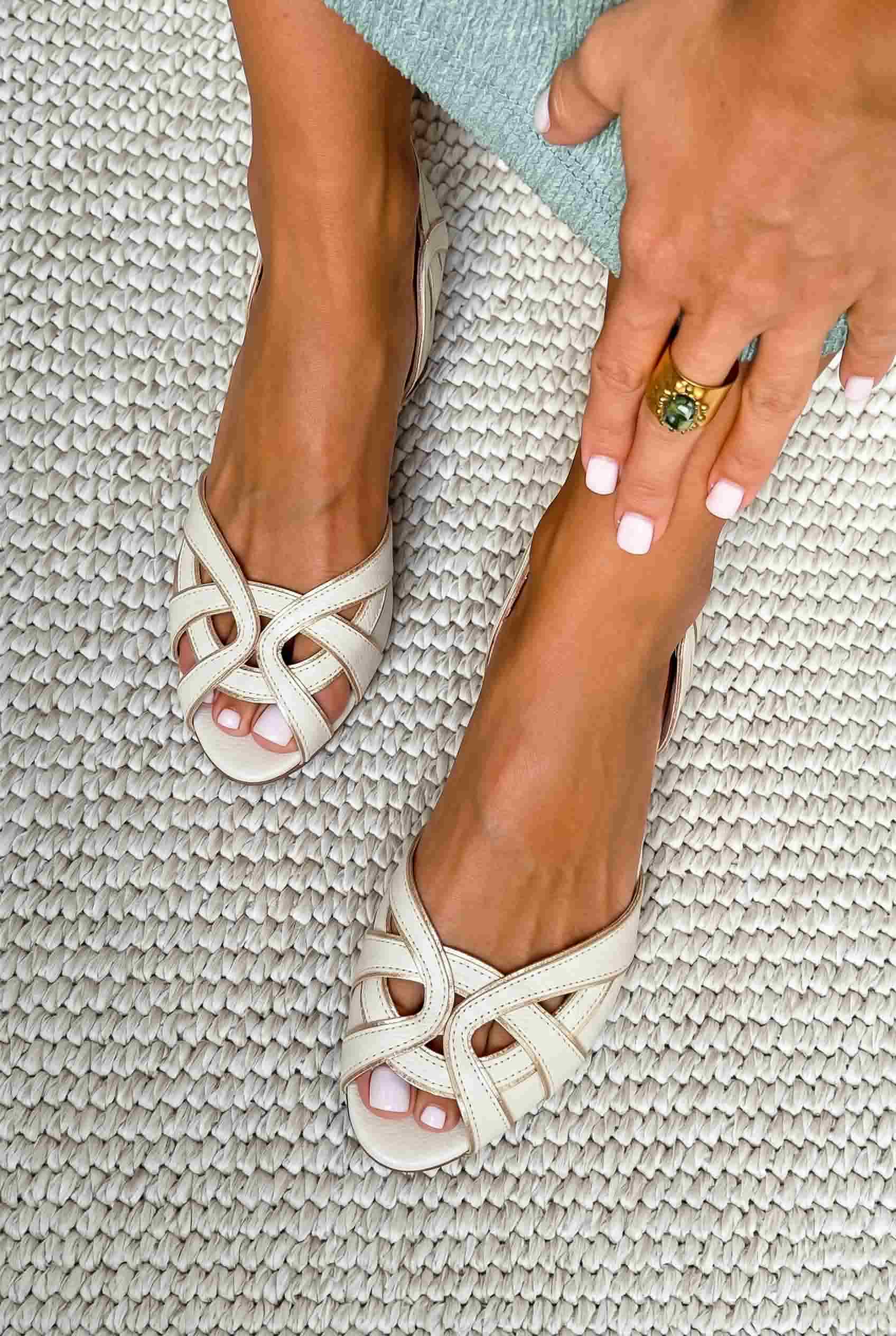 Weiße Slingback-Sandalen mit Cut-Out und offenem Zehenbereich