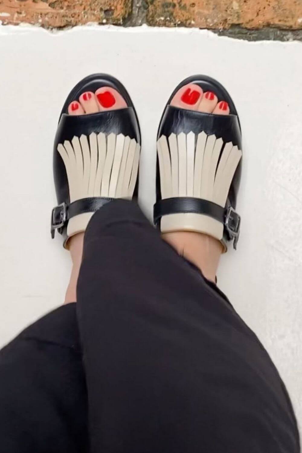 Offene Fransen-Slipper-Sandalen mit runder Kappe
