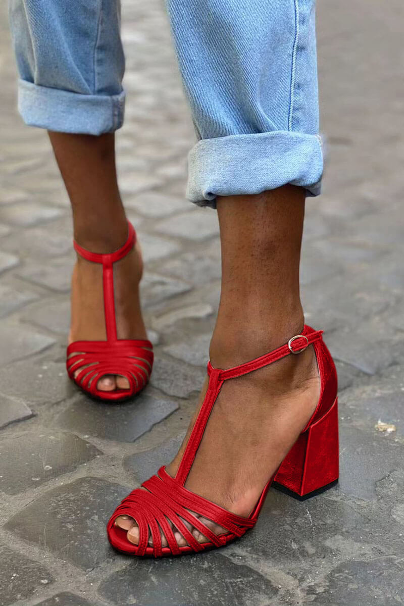 Peep-Toe-Pumps mit breitem Absatz und T-förmigem Riemen