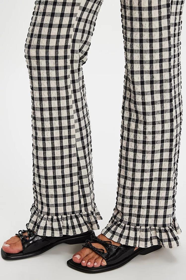 Komfortable schwarze Sandalen mit eckiger Spitze und Schleife
