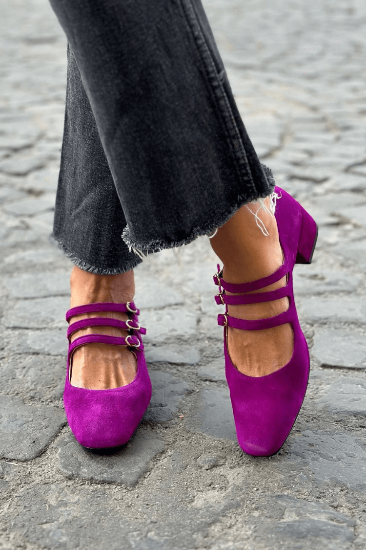 Violette Pumps mit breitem Absatz, quadratischer Spitze und Schnalle