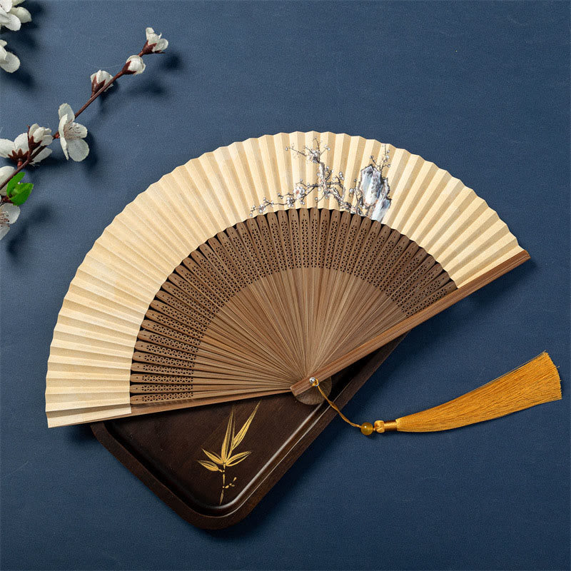 Bambus-Handfächer mit Buddha-Steinen, Lotus, Libelle, Wildgänsen und Pflaumenblüte – 22,5 cm