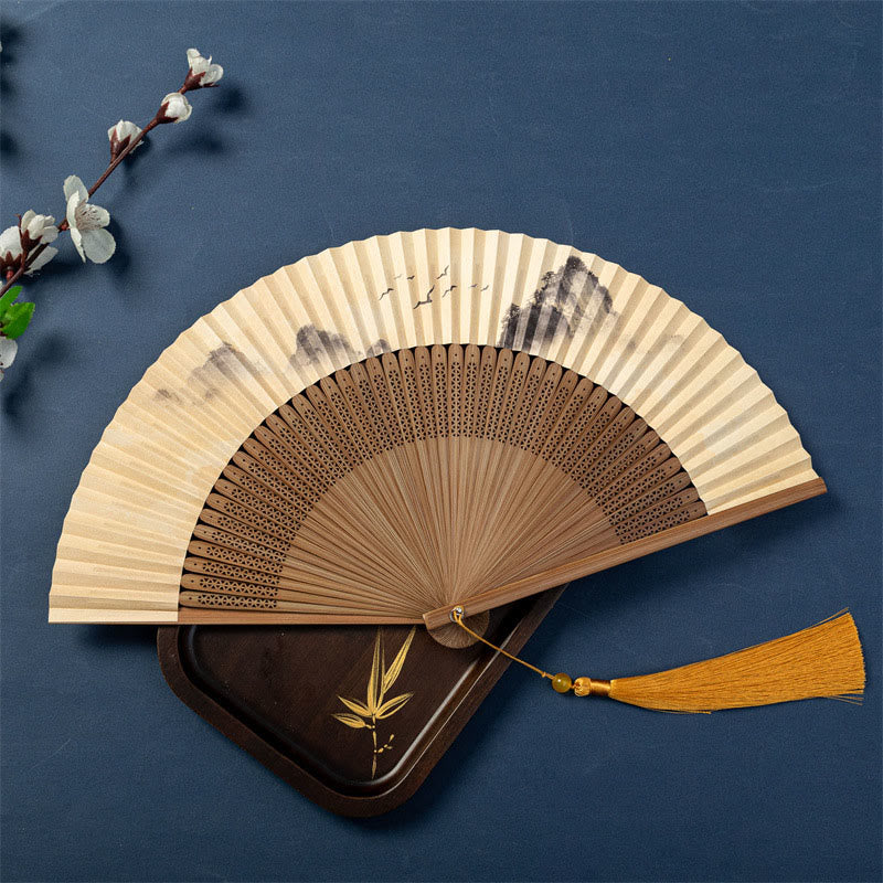 Bambus-Handfächer mit Buddha-Steinen, Lotus, Libelle, Wildgänsen und Pflaumenblüte – 22,5 cm