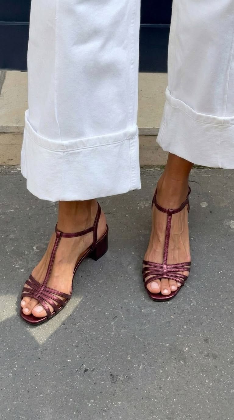 Metallische T-Riemen-Sandalen mit Schnalle und Blockabsatz