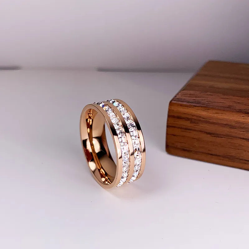 Eleganter Ring mit doppelter Zirkonia-Besetzung