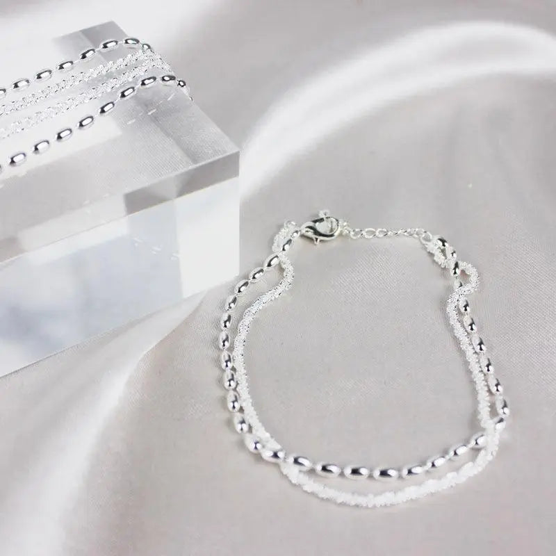 Elegantes Set aus Silberarmbändern mit Zirkonia