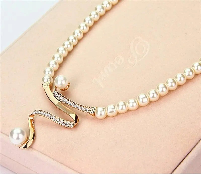 Set aus Kette und Ohrringen mit echten Perlen