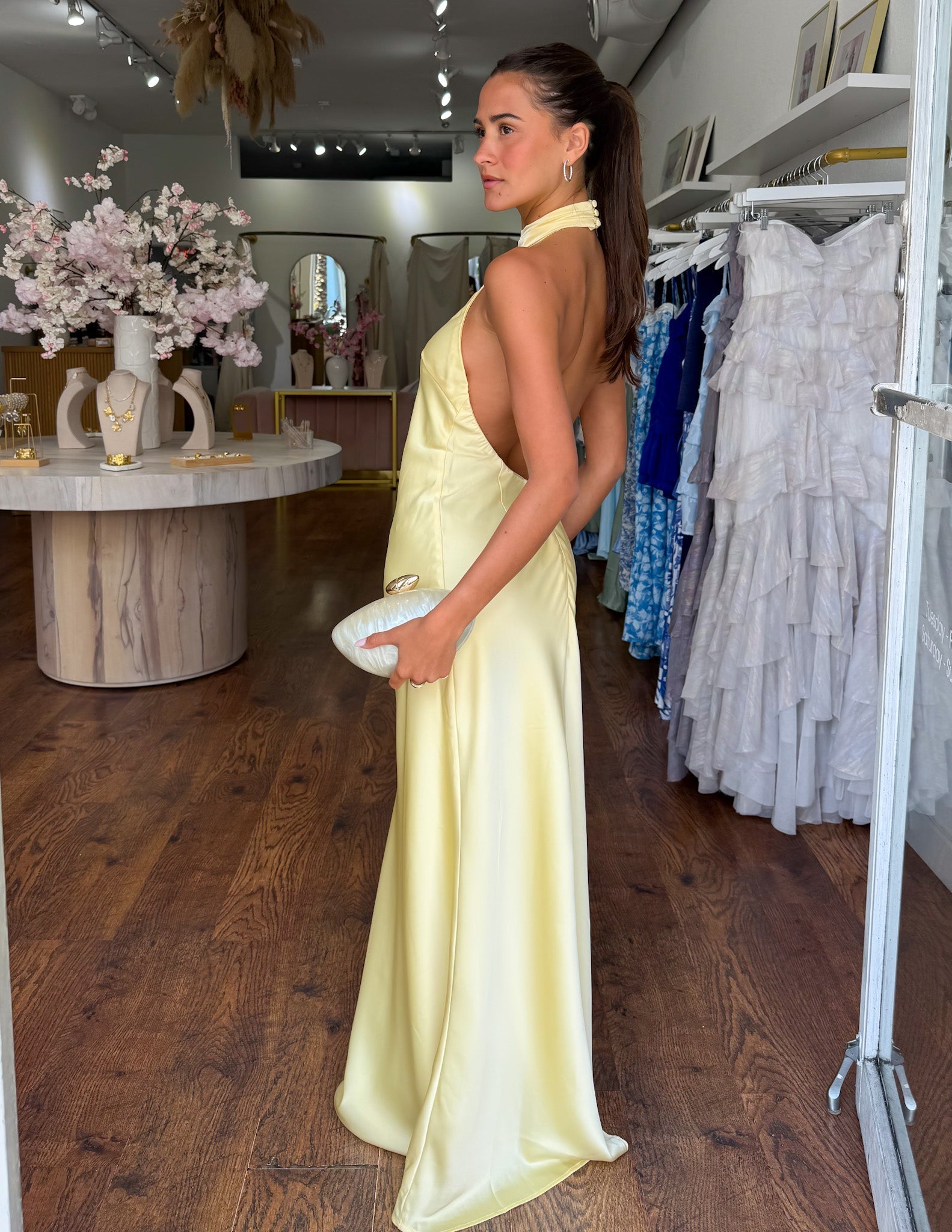 ZEYNEP | Elegantes Satin-Maxikleid mit Halterkragen