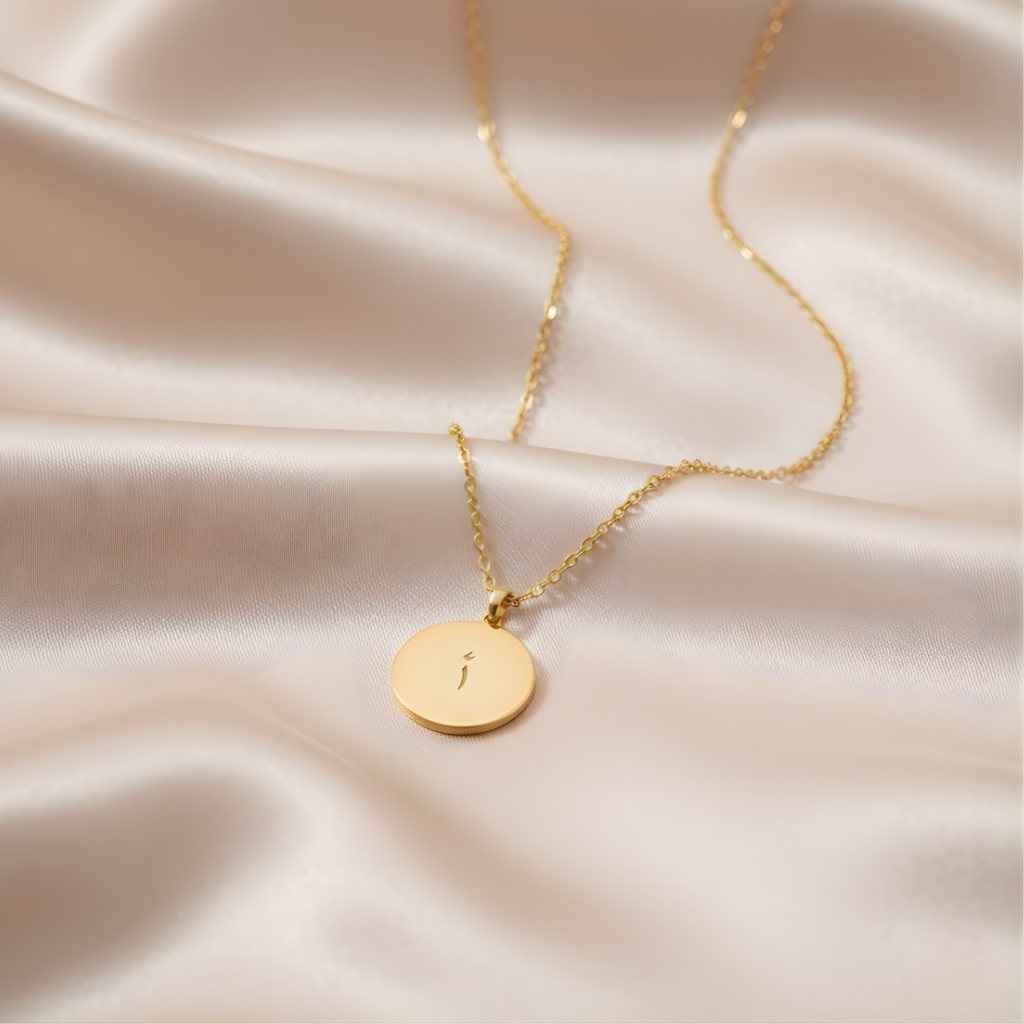 Zaralina™ - Elegante Halskette mit arabischem Initialanhänger