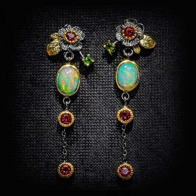 Vintage-Ohrringe mit blauen Opalen und roten Kristallen in Gold