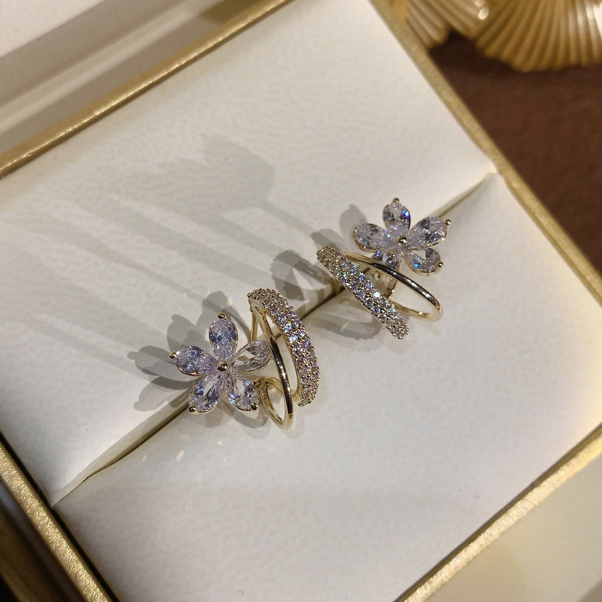 Goldene Blumenohrringe mit Zirkonia-Einsätzen