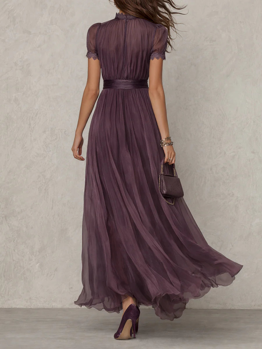 Flavia | Langes lila Kleid mit Schlüssel-Ausschnitt" can be rewritten as:

"Flavia | Elegantes lila Maxikleid mit Schlüssel-Ausschnitt