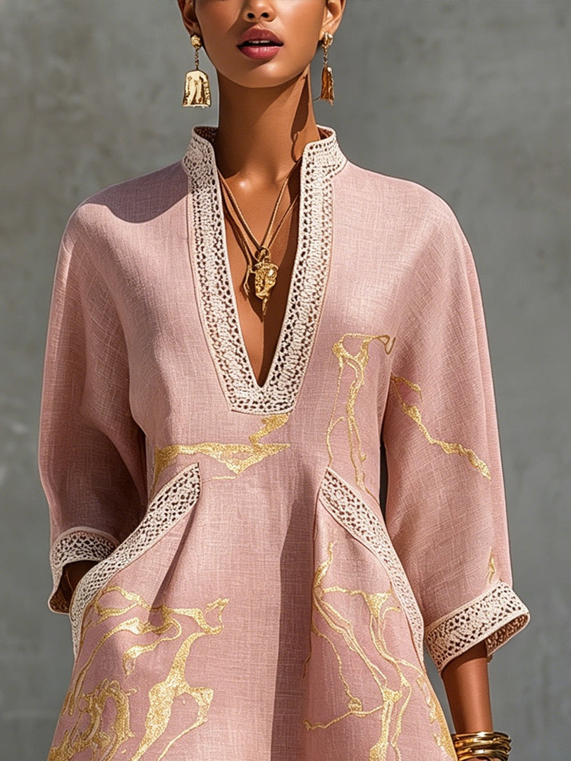 Ninon | Rosa Mini-Kleid aus gehäkelter Spitze mit goldenen Akzenten und V-Ausschnitt