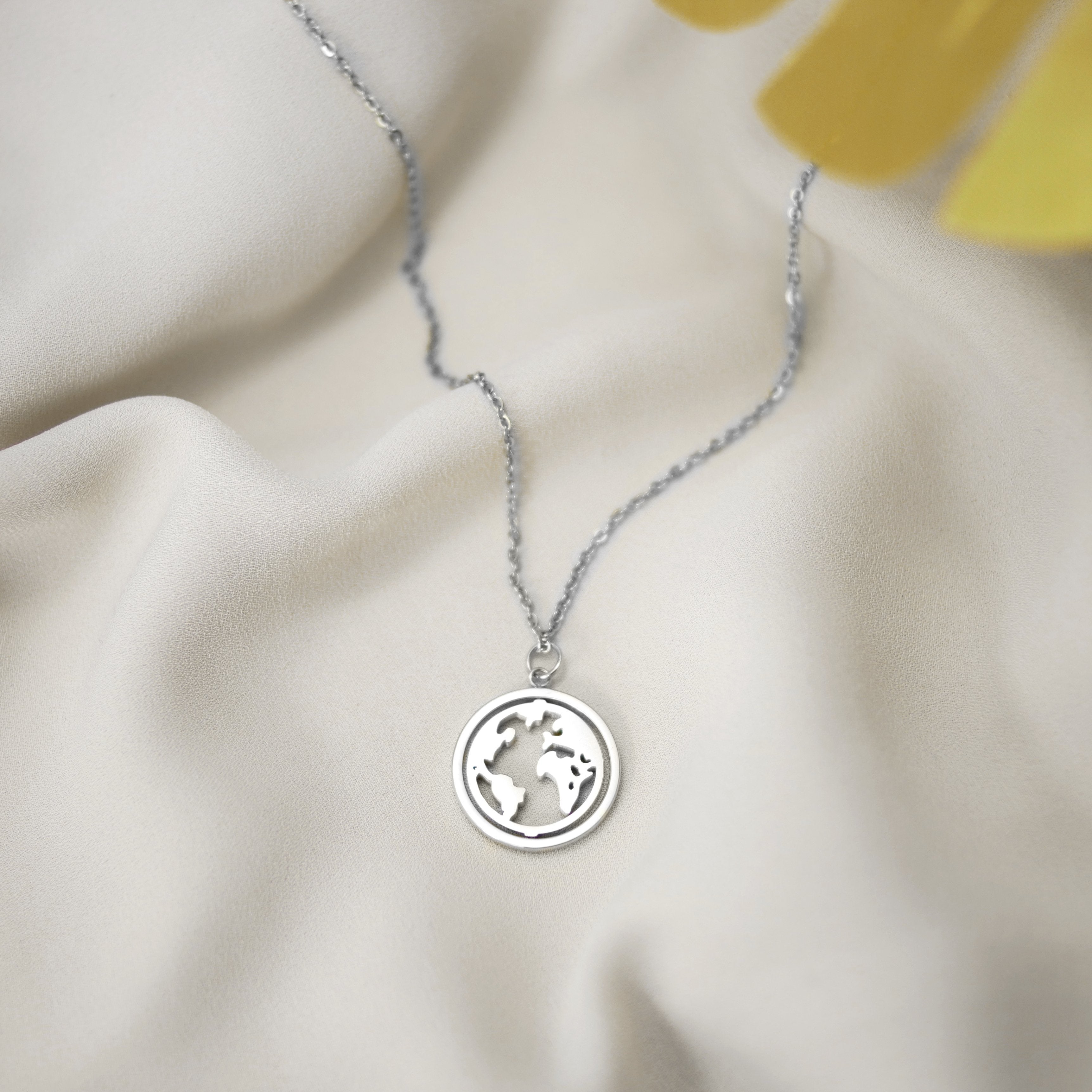 BonnyWorld Kette mit rotierbarer Weltkugel Silber