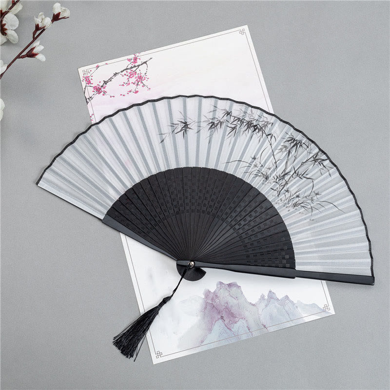Faltbarer Handfächer aus Seide und Bambus mit Buddha-Motiven, Bergen, Pflaumenblüten, Lotus, Elstern und Bambusblättern – 22,5 cm