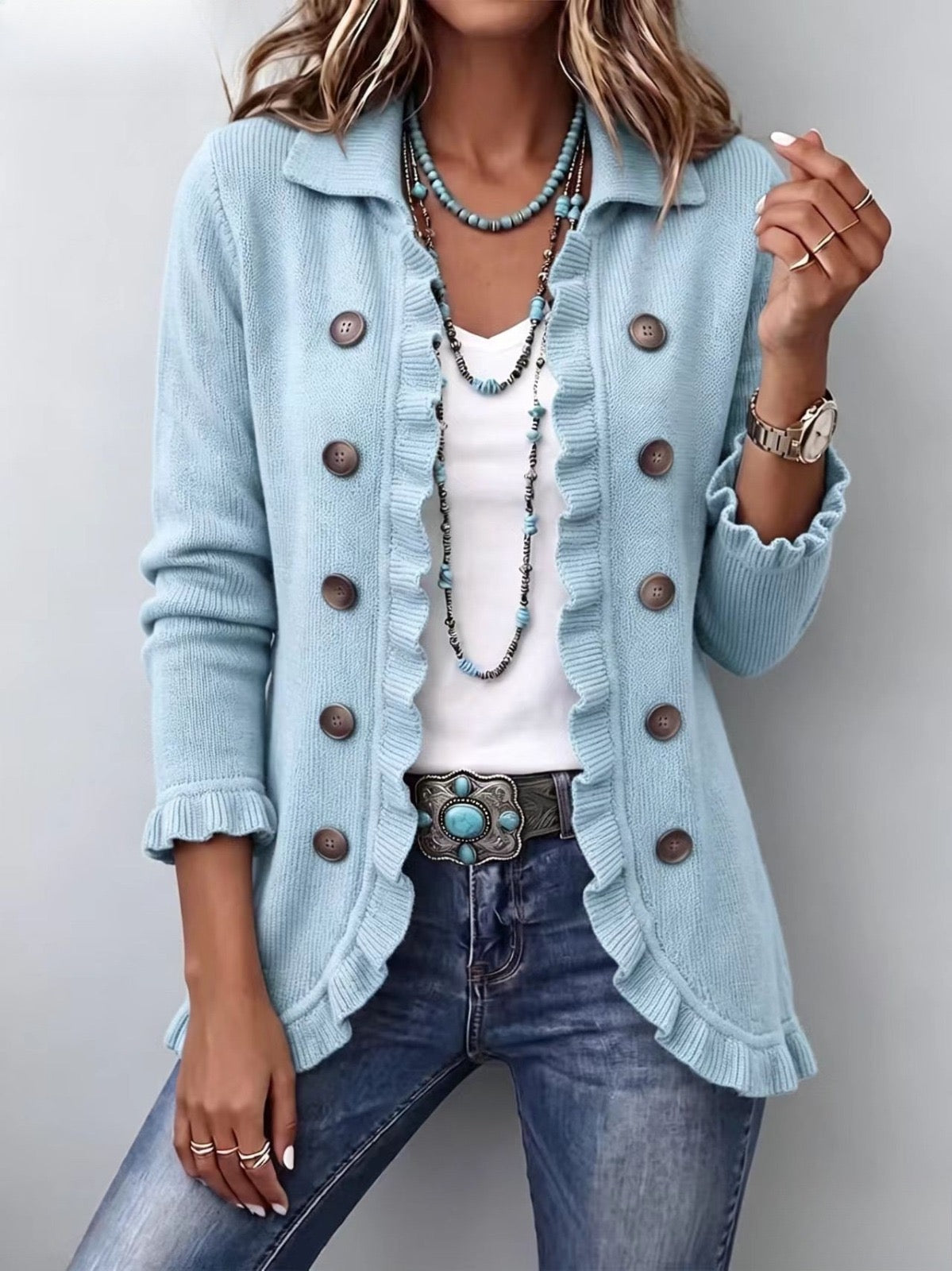 Cecilia | Pulloverjacke in zartem Puderblau mit Rüschen