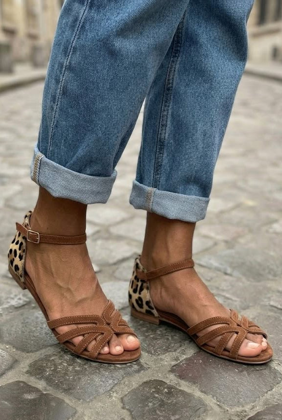 Bequeme Sandalen mit niedrigem Absatz, offener Spitze, Knöchelriemen und gekreuzten Riemen