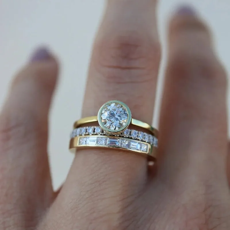 Vintage-Goldring mit strahlendem Kristall