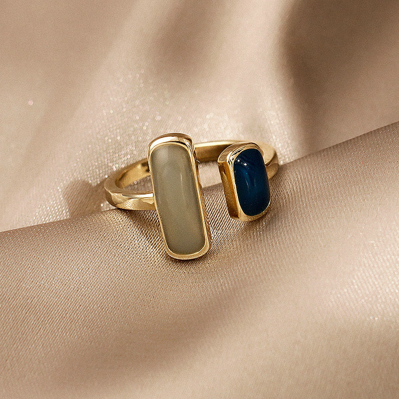Goldener Vintage-Ring mit blauem Opal